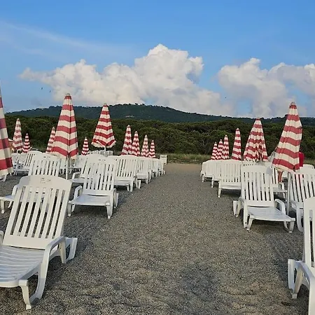 In Condominio Con 2 Piscine E Spiaggia Privata Feriehus